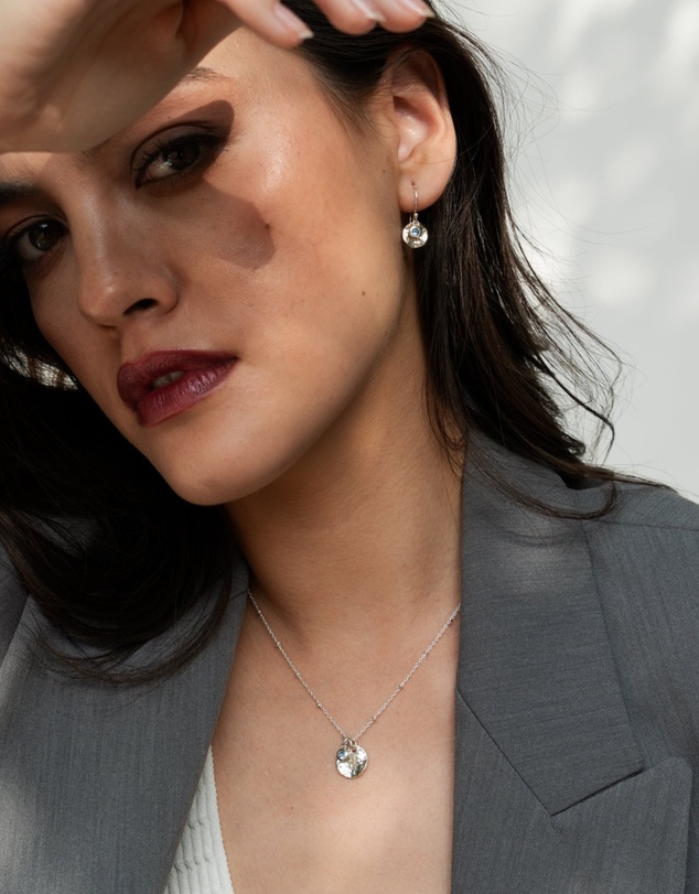 Dower & Hall - Women's Hammered Disc & Aquamarine Array Necklace in Gold Vermeil