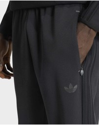 adidas Originals - SPACER TEAMGEIST 26 CUTLINE CUFFED PANTS Mens