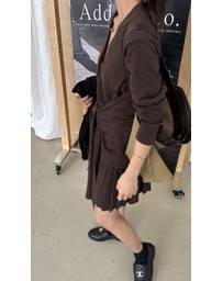 Glamorous - V-neck streamer pleated knit skirt set