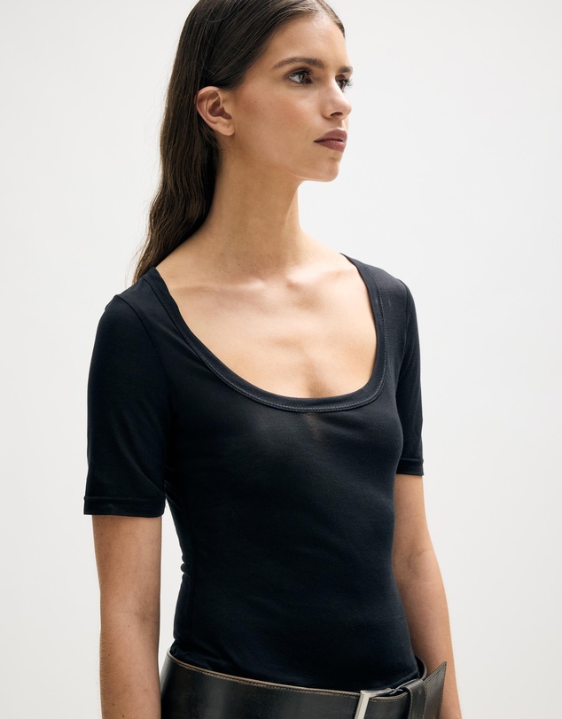 Minima Esenciales - Lorie Scoop Neck Sheer Tee