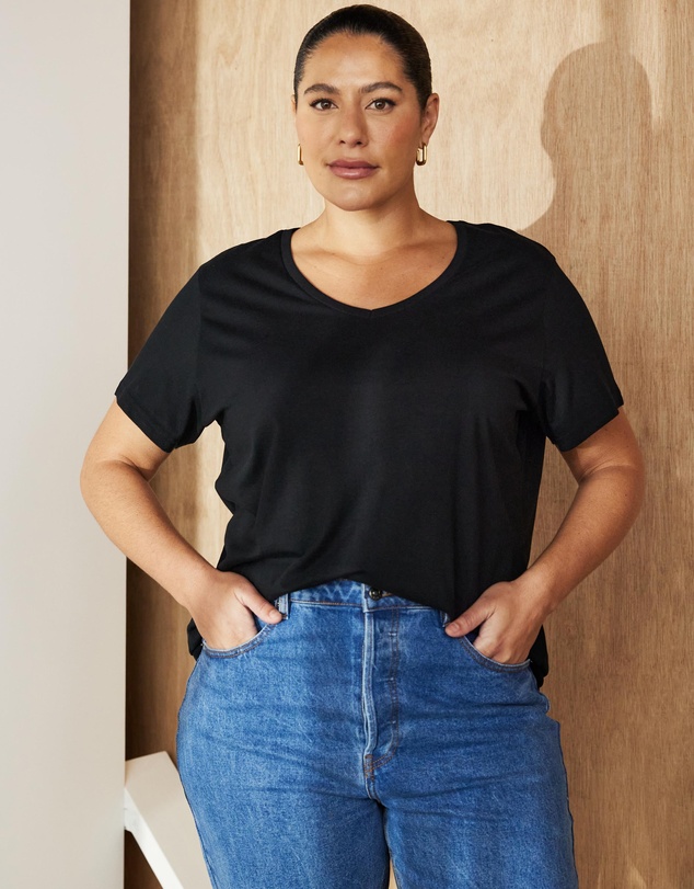 Atmos&Here Curvy - Organic Cotton V-Neck Tee