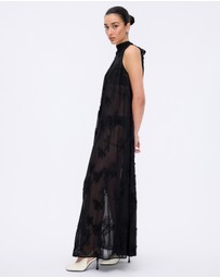 Minima Esenciales - Maelle Floral Applique Maxi Dress