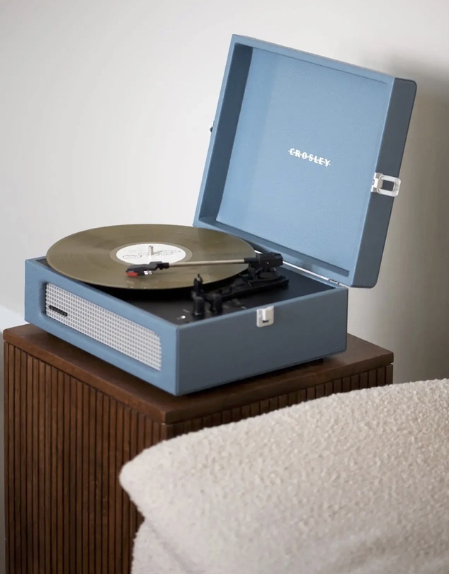 Crosley - Crosley Voyager Bluetooth Portable Turntable + Bundled Record Storage Crate - Washed Blue