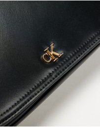 Calvin Klein - CK Curved Wallet on Chain