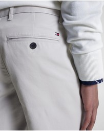 Tommy Hilfiger - 1985 Essential Bleecker Slim Fit Chinos