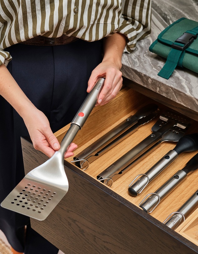 Joseph Joseph - GrillOut™ 2-piece BBQ Turner & Tongs Set with Retractable Heads