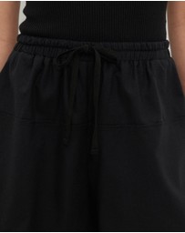 Calli - Seamed Shorts