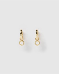 Izoa - Alphabet Letter O Huggie Earrings Gold