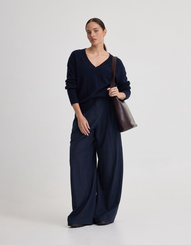 Oxford - Astrid V Neck