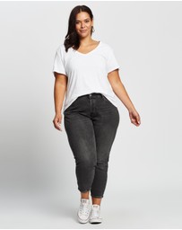 Atmos&Here Curvy - Organic Cotton V-Neck Tee