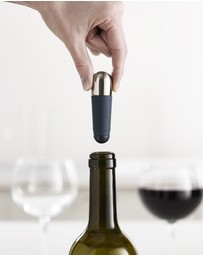 Joseph Joseph - BarWise™ Set of 2 Twist-lock Wine Stoppers (Blue)