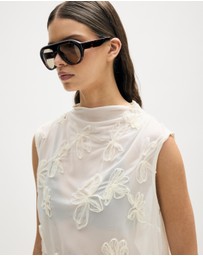 Minima Esenciales - Maelle Floral Applique Top