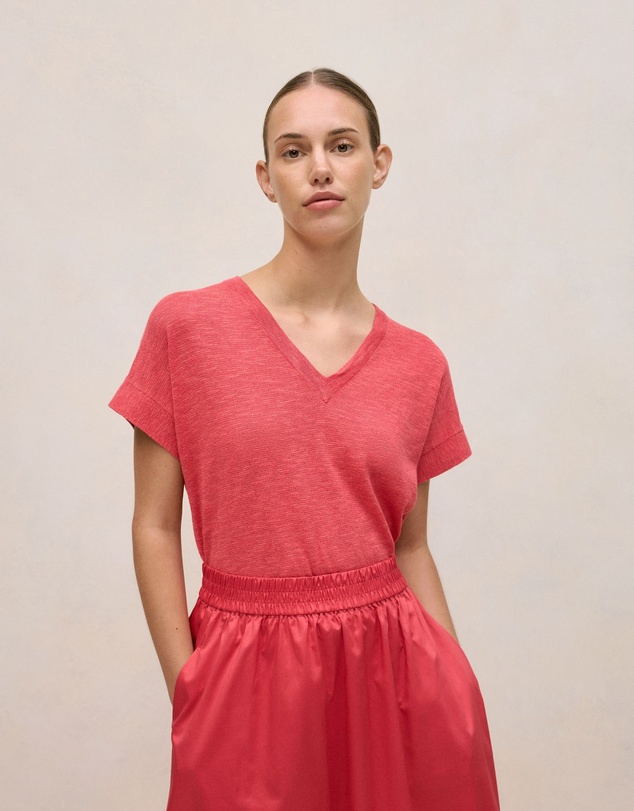 Trenery - Linen Cotton Relaxed V Neck T-shirt in Crimson