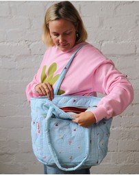Mosey Me - Forget Me Not Quilted Bag in Sky