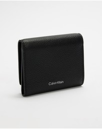 Calvin Klein - Emblem HW Pebble Trifold W/ Zip