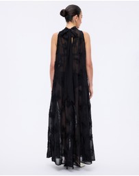Minima Esenciales - Maelle Floral Applique Maxi Dress