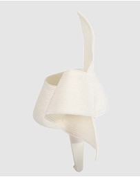 Max Alexander - Modern Twisted Racing Fascinator