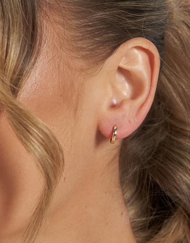 Izoa - Solid Huggie Earrings