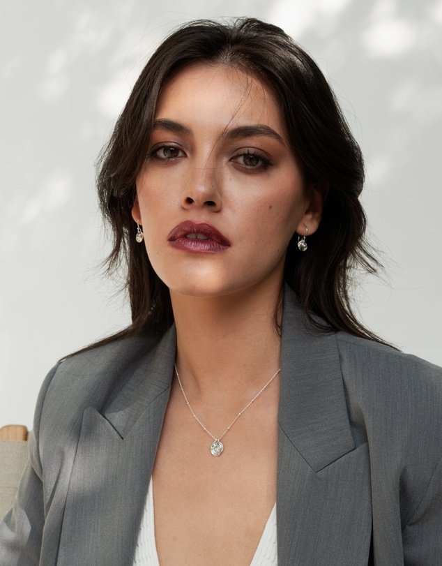 Dower & Hall - Women's Hammered Disc & Aquamarine Array Necklace in Gold Vermeil