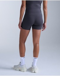 2XU - Fluid Hi-Rise 5 Inch Shorts