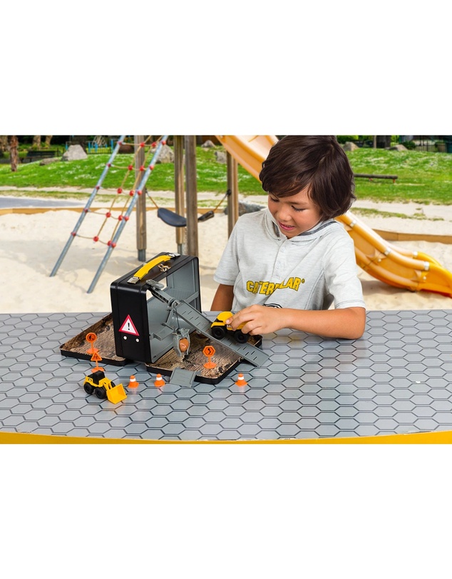 Caterpillar - Little Machines Store n Go Plaset with 3 Vehicles and Compound