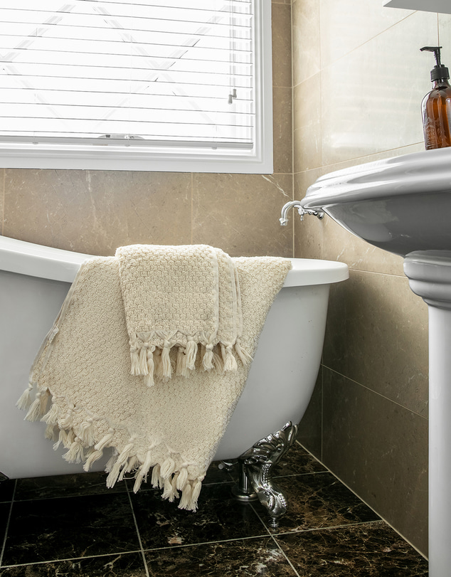 Miss April - Pompom Bathroom Set