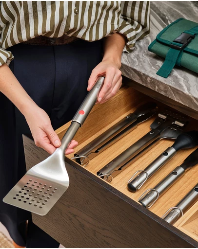 Joseph Joseph - GrillOut™ 2-piece BBQ Turner & Tongs Set with Retractable Heads