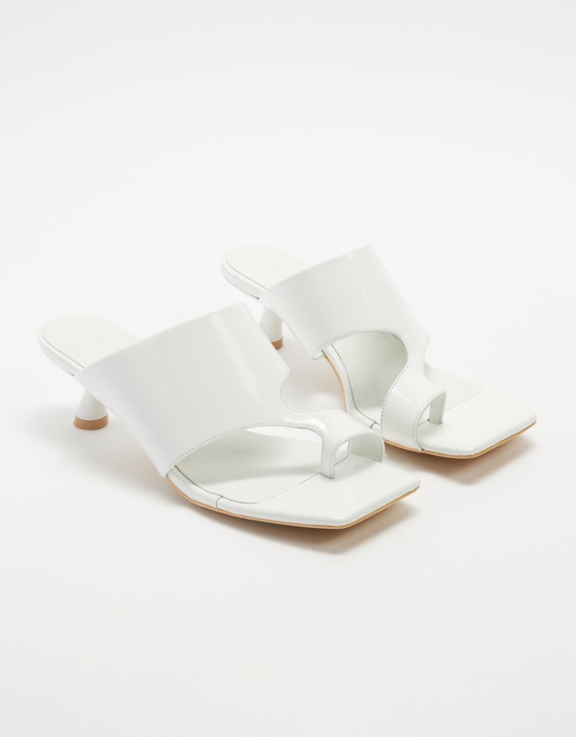 AERE - Asymmetric Heels