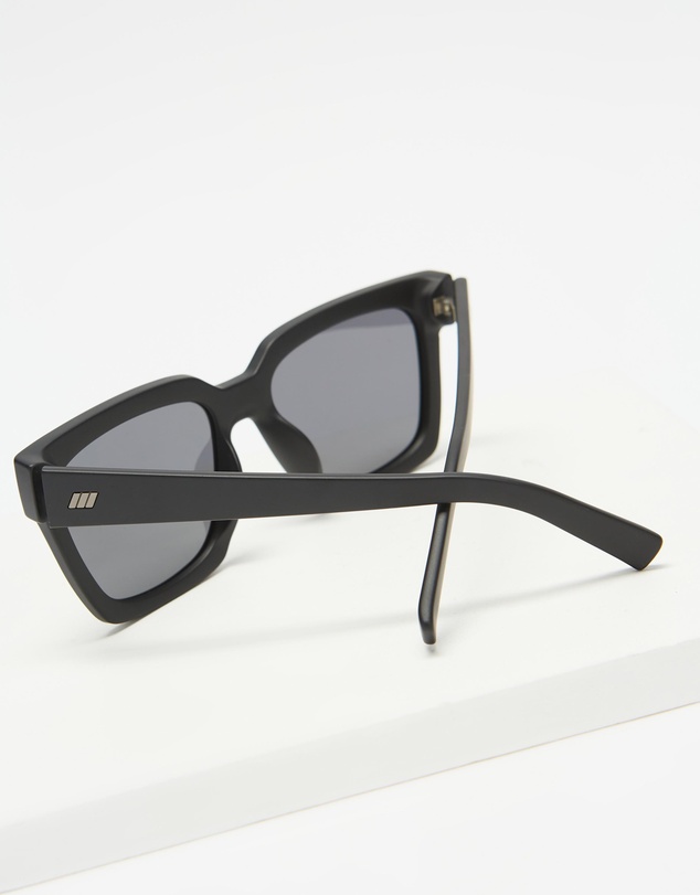 Le Specs - Weekend Riot