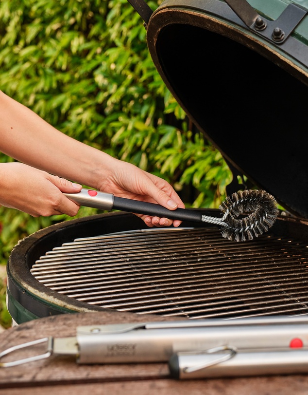 Joseph Joseph - GrillOut™ Heavy-duty BBQ Cleaning Brush with Retractable Head