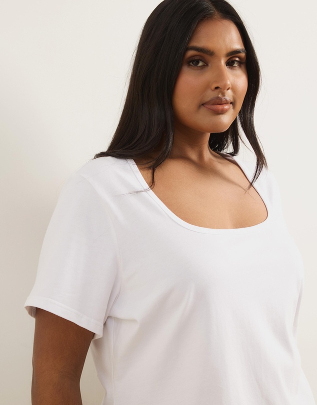Atmos&Here Curvy - Lana Short Sleeve Scoop Neck Fitted Tee