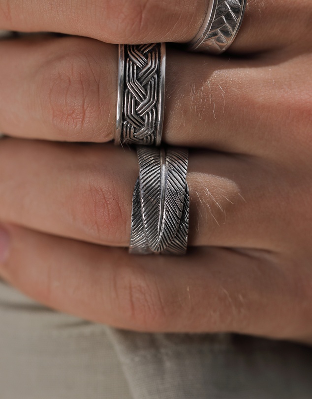Kuzzoi - ICONIC EXCLUSIVE - Feather Band Ring in Oxidised 925 Sterling Silver