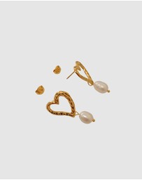 Izoa - Penelope Heart Stud Earrings