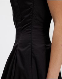 Minima Esenciales - Sableen Pleated Maxi Dress