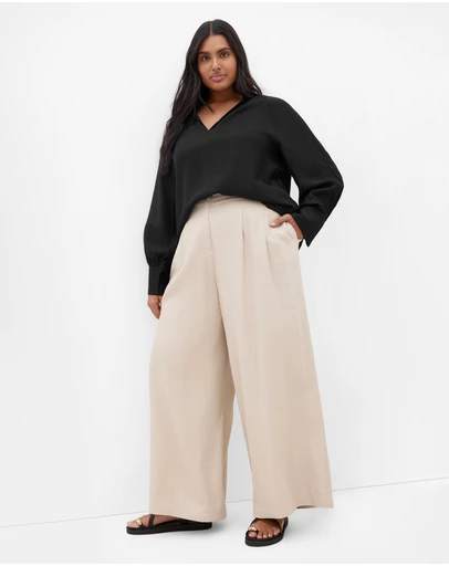 City Chic - Plus size Felicity Relaxed V Neck Shirt - black