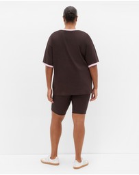 City Chic - Plus size Oversized LA Print Tee - chocolate