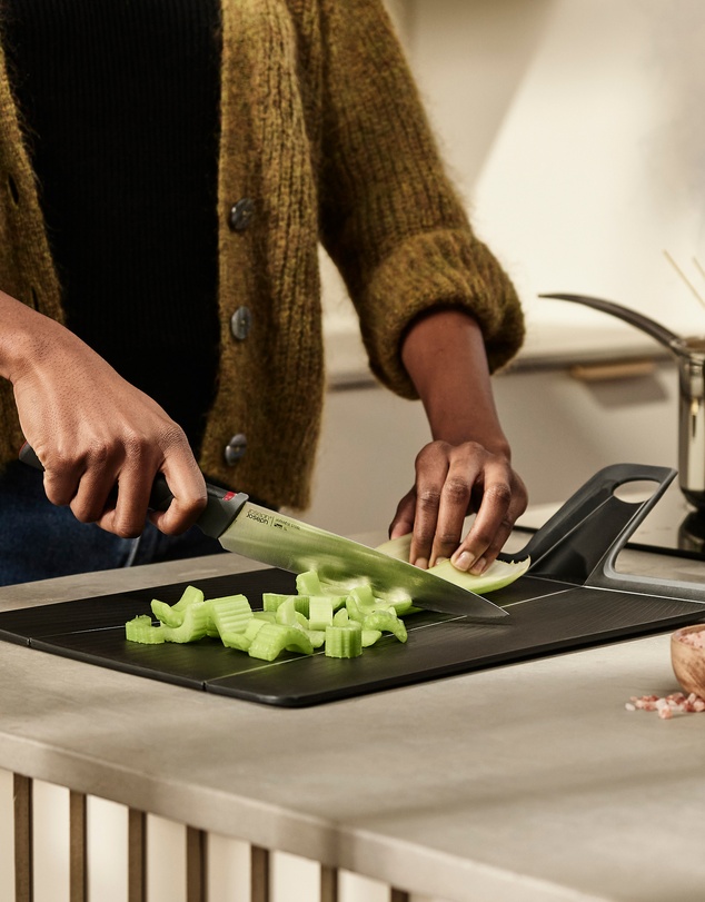 Joseph Joseph - Chop2Pot™ Plus Regular Folding Chopping Board (Black)