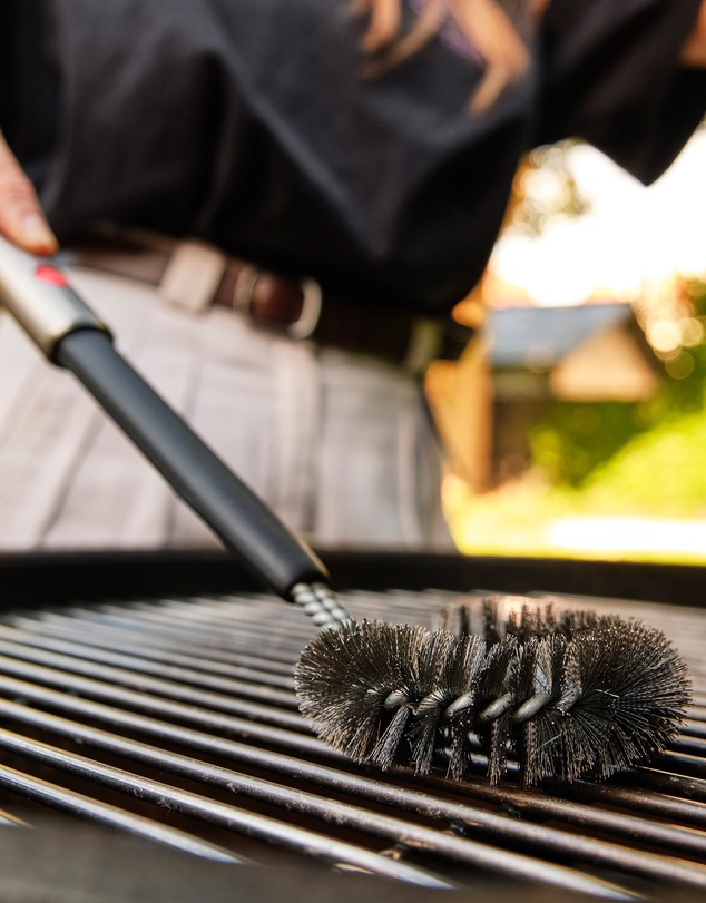 Joseph Joseph - GrillOut™ Heavy-duty BBQ Cleaning Brush with Retractable Head