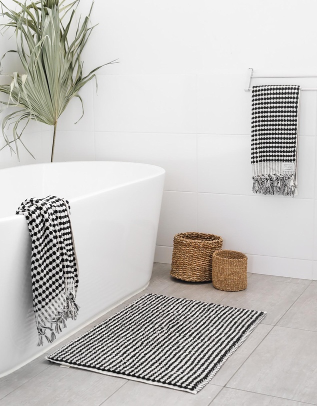 Miss April - Pompom Bathroom Set
