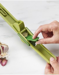 Joseph Joseph - CleanForce™ Garlic Press (Green)