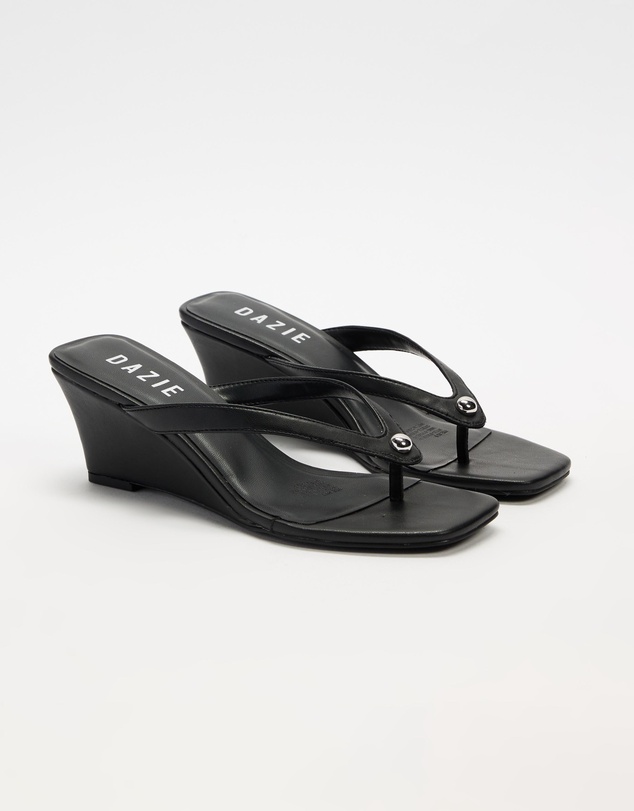 Dazie - Jacqui Stud Wedge Thongs