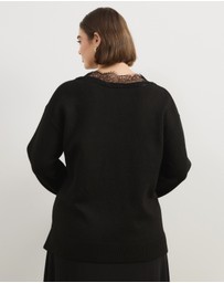 Atmos&Here Curvy - Teo V Neck Knit Jumper With Lace Trim