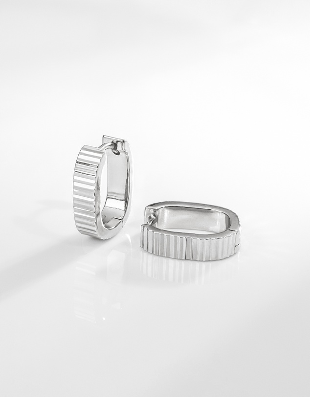 Wanderlust + Co - Ribbed Bar 10mm Huggie Earrings