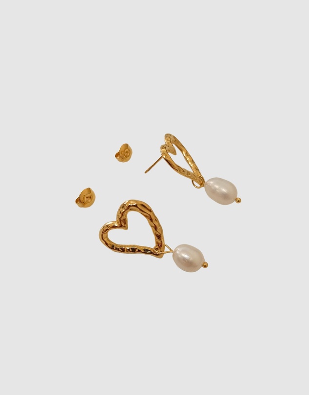 Izoa - Penelope Heart Stud Earrings