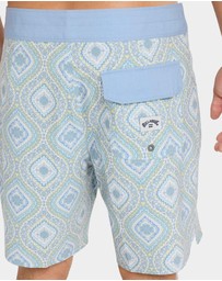 Billabong - Mens Good Times Pro Performance 17.5