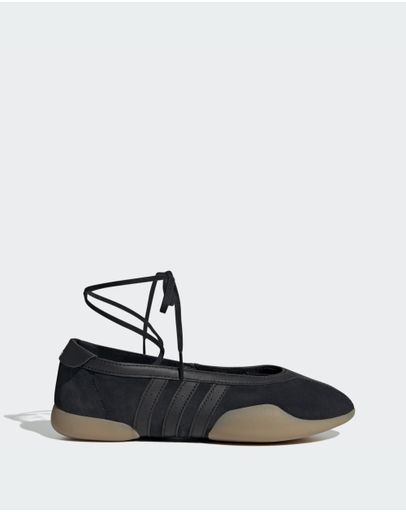 Core Black / Cloud White / Gum