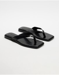 Atmos&Here - Capri Textured Square Toe Leather Thong Sandals