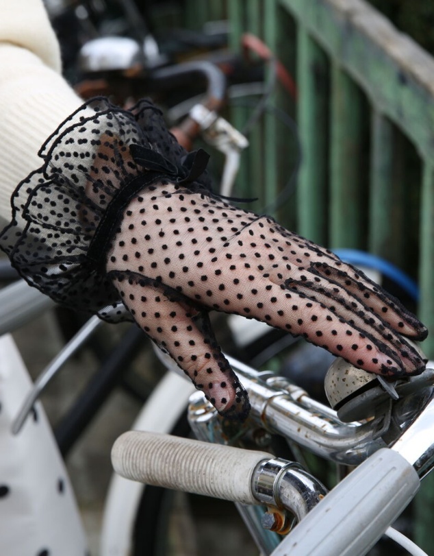 DENTS - Spotty Tulle Gloves with Double Cuff and Bow