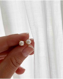 Pastiche - Ava Studs