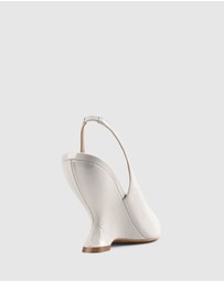 LANA WILKINSON - Monique Wedge Pump
